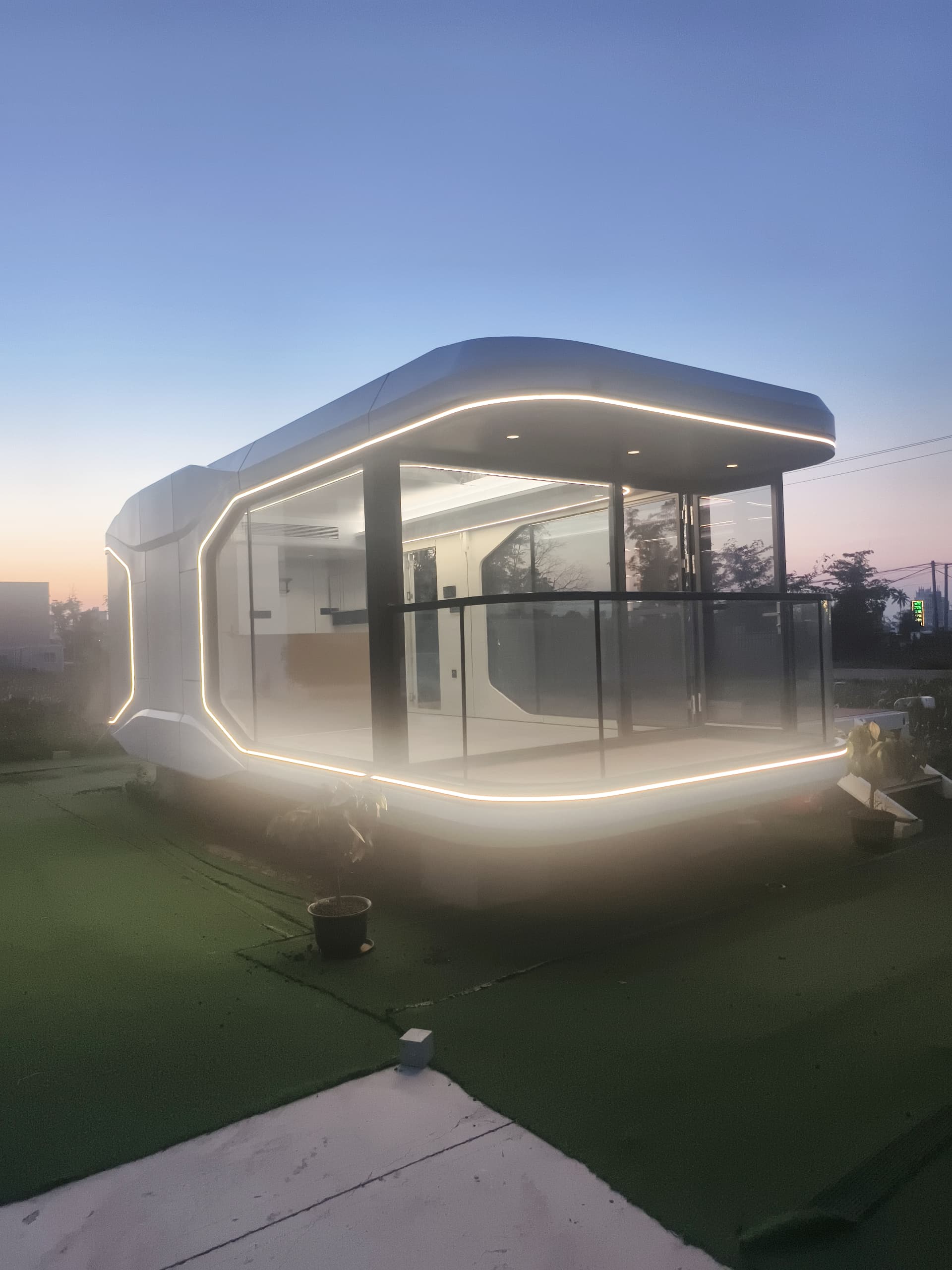 夜间点亮的高端客房盒子