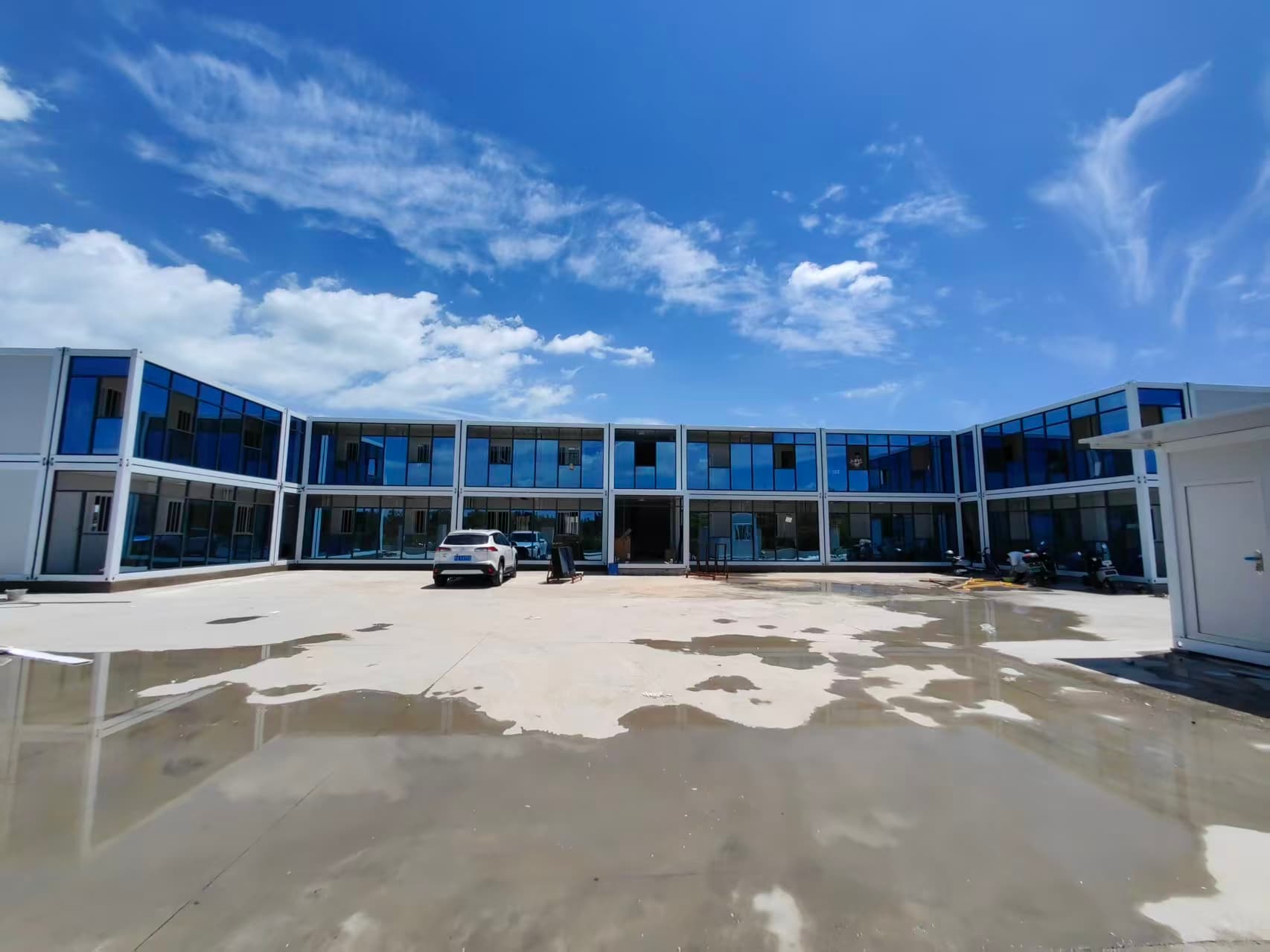 开放式园区广场与模块化办公群