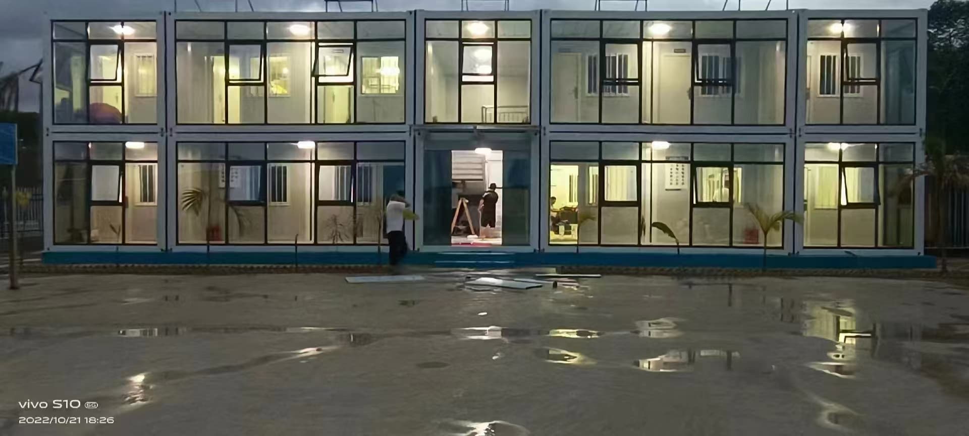 夜间点亮后的接待与办公立面